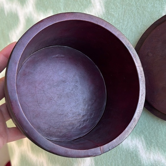 Vintage handmade tooled leather over wood round box with top - Picture 7 of 12